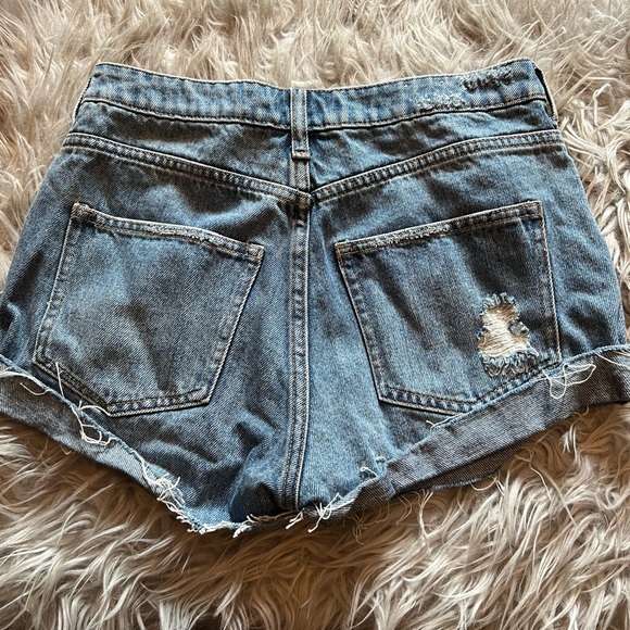 H&M jean shorts size 6. Never worn. - Picture 2 of 3